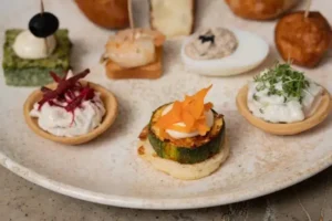 Tapas catering: En omhyggeligt kurateret tallerken med forskellige tapas, der appellerer til enhver smag.