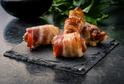 Dadler svøbt i bacon