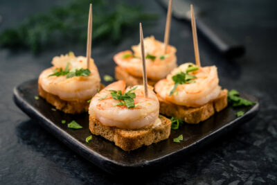Stegt gambas vendt i havens urter og citronolie