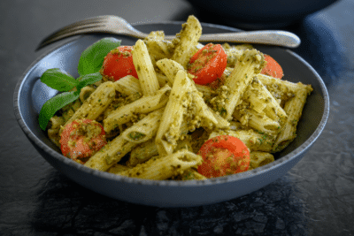 Pastasalat med grøn pesto
